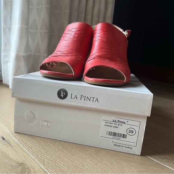 La Pinta Red Leather Sandles with Heel - Picture 2 of 5